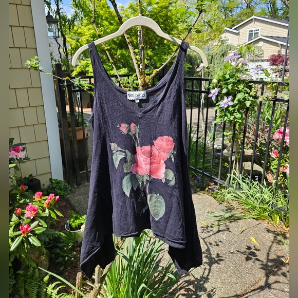 Wild Fox Roses Graphic Tank Top Scoop Neck Sharkbite Hem Flowy XS Black Red EUC - Picture 4 of 9